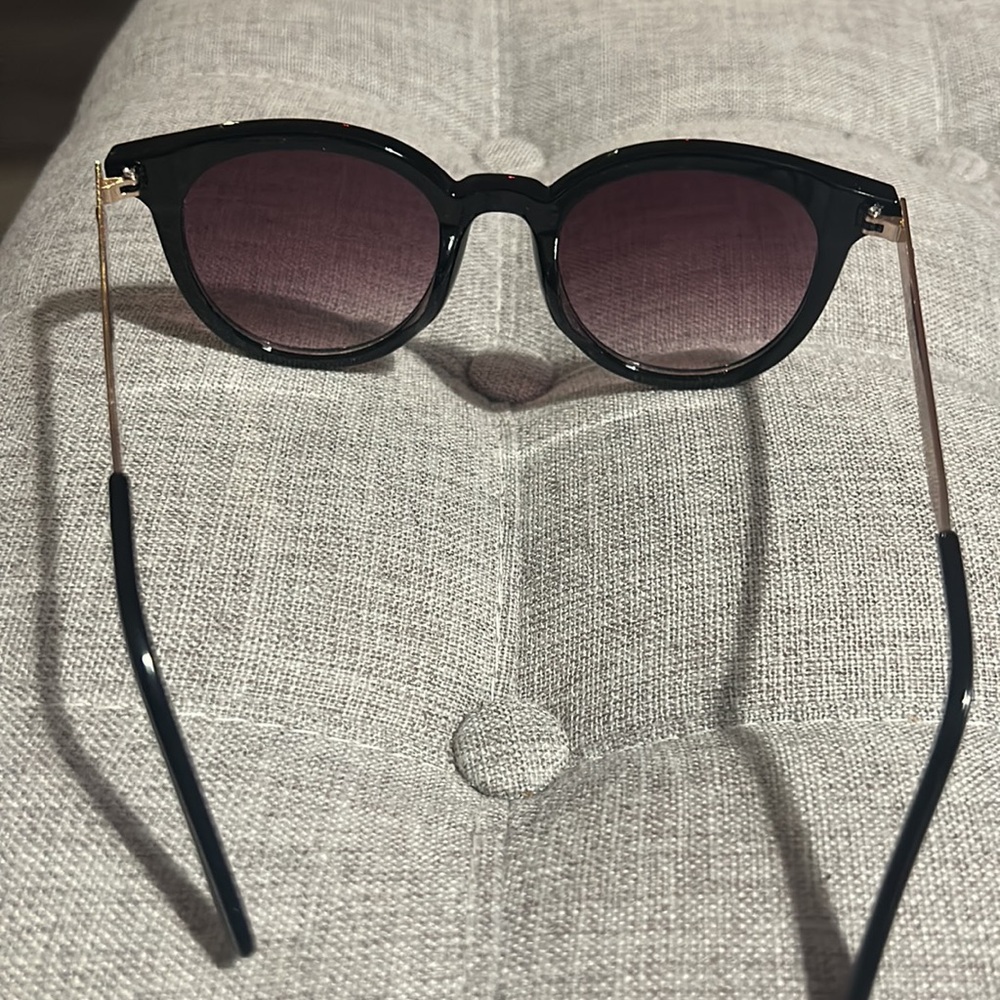 Oscar De la Renta Sunglasses - Picture 4 of 6